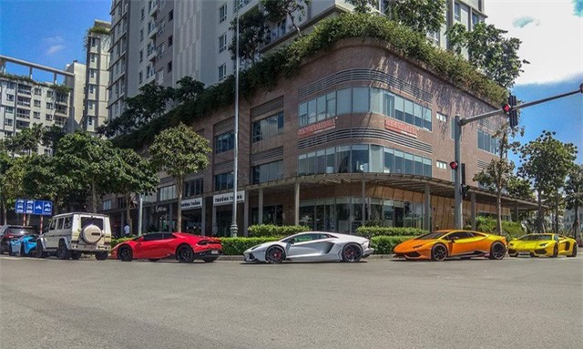 Hàng loạt siêu xe đủ màu sắc của các đại gia Sài Gòn đã có dịp tụ tập tại một khu đô thị ở TP.HCM.