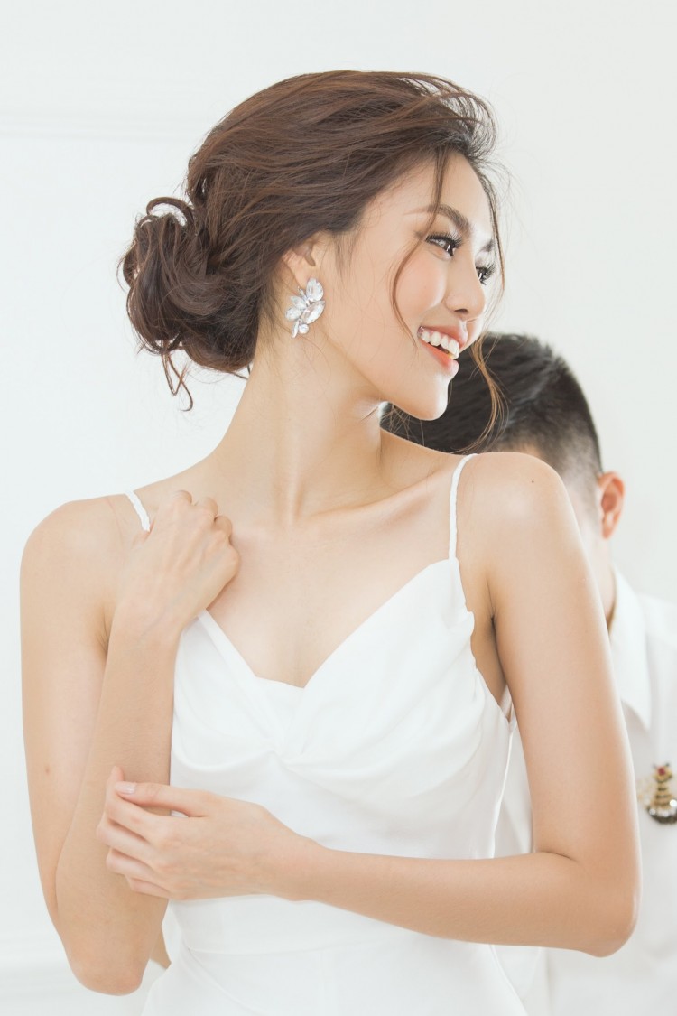 Chiếc váy cưới với gam màu trắng thanh tao là sự lựa chọn đầu tiên của cô nàng.