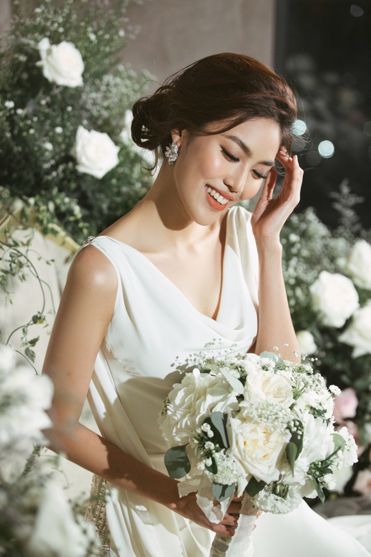 Chiếc váy thiết kế với màu trắng tinh khôi, nhẹ nhàng, bay bổng giúp Lan Khuê trở lên xinh đẹp, dịu dàng.