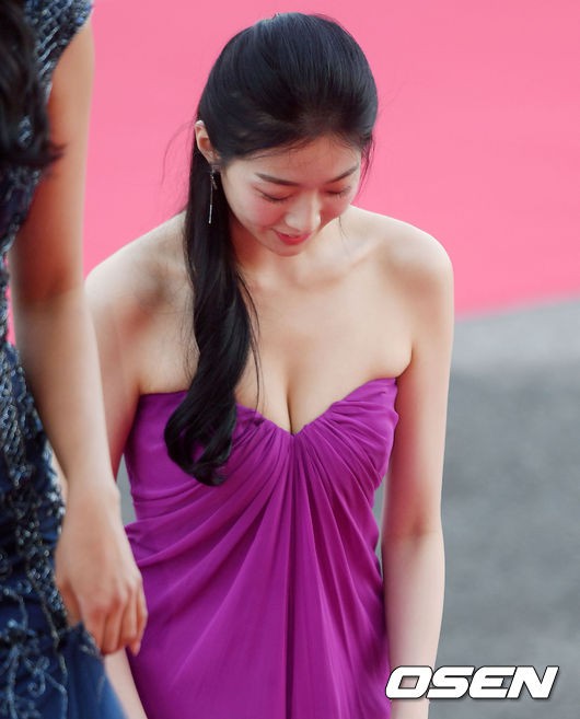Kim Soo Min bị nhận khá nhiều lời chỉ trích vì diện trang phục kém tinh tế tới sự kiện.