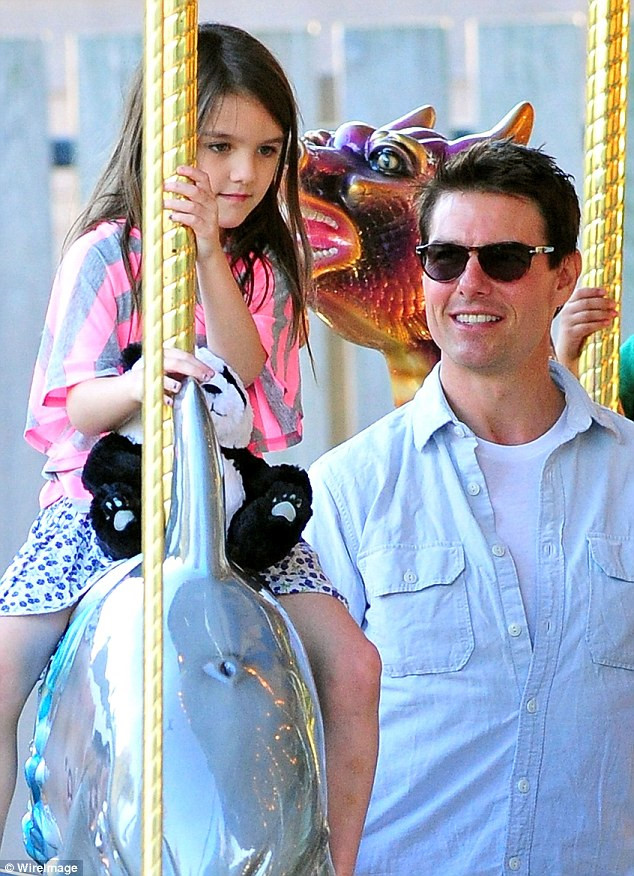 Suri và bố Tom Cruise.