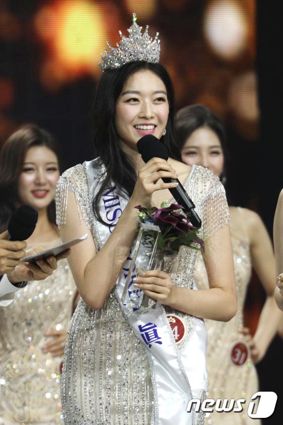 Kim Soo Min trong ngày đăng quang đã hứng 