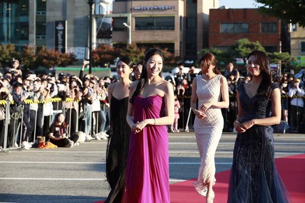 Kim Soo Min xuất hiện trên thảm đỏ Korea Drama Awards.
