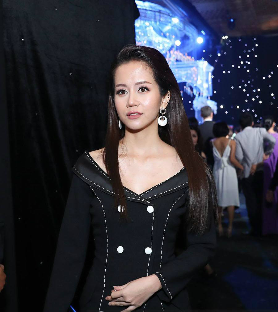 Và tiến vào bên trong tiệc cưới...