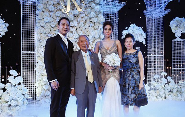 Tiệc cưới Lan Khuê - John Tuấn Nguyễn được tổ chức vào tối qua 4/10.