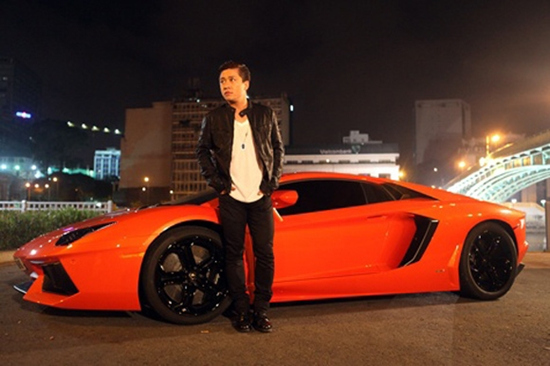 Tuấn Hưng bên chiếc Lamborghini Aventador LP700-4 siêu sang trị giá đến 25 tỷ mà nhiều người mơ ước.