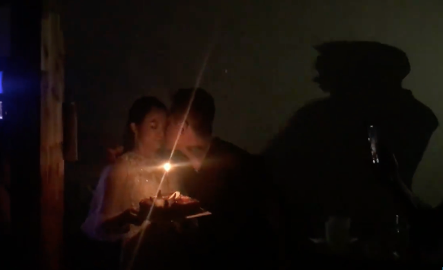 Cũng trong buổi tối cùng ngày, bạn bè và vợ Tuấn Hưng đã dành tặng anh một bữa tiệc sinh nhật nhỏ. Nam ca sĩ gửi lời cảm ơn tới bạn bè và tặng bà xã một nụ hôn trước khi thổi nến sinh nhật.