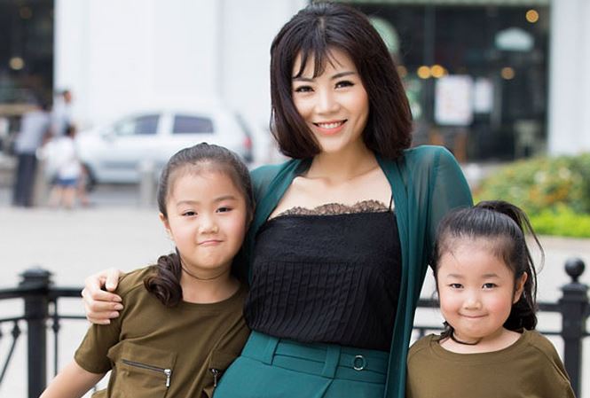 Diễn viên Thanh Hương và 2 con gái.