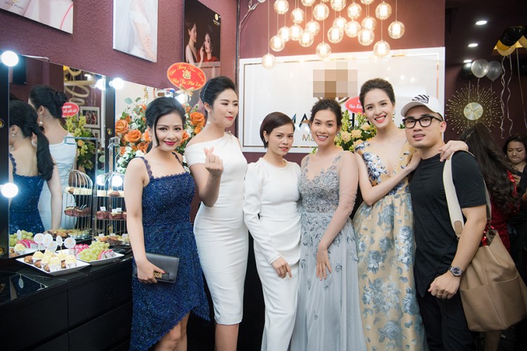 Dàn sao hội tu gồm có NTK Hà Duy, Á hậu Hoàng Anh, ca sĩ Dương Hoàng Yến, diễn viên Hà Hương.