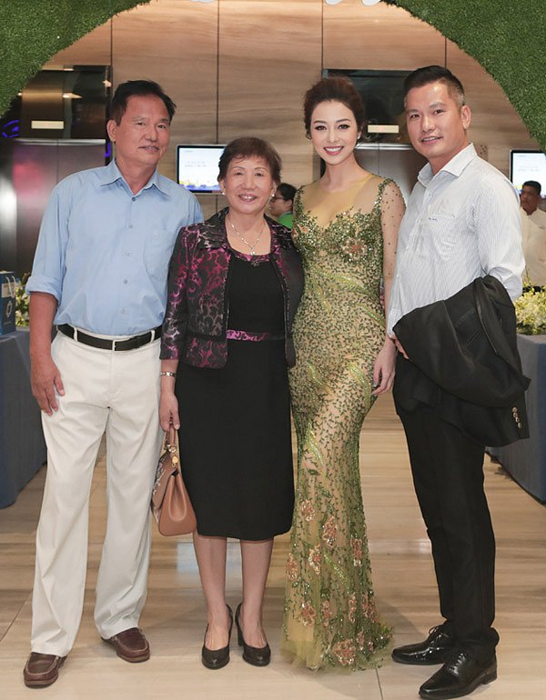 Hoa hậu được nhà chồng đến ủng hộ trong buổi ra mắt vai trò đại sứ thương hiệu ở TP HCM.