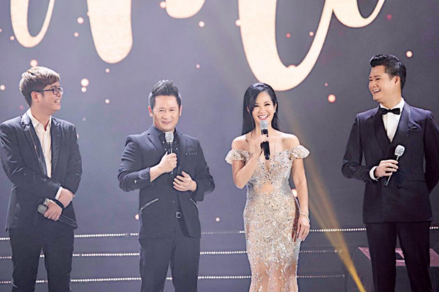 Diva Hồng Nhung xinh đẹp, rạng rỡ giữa dàn mỹ nam trong showbiz Việt.