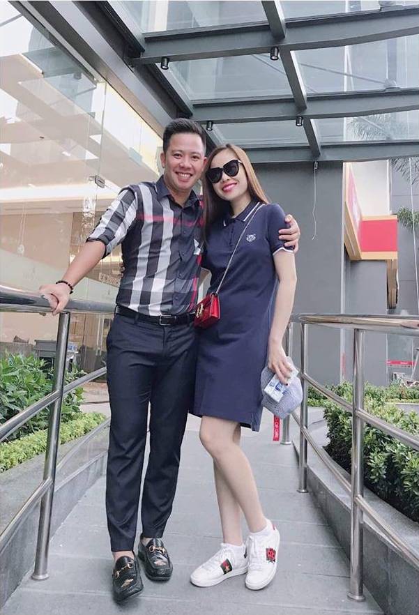 Tấm hình chụp cùng bạn trai hồi tháng 9, Giang Hồng Ngọc đã để lộ vòng 2 nhô cao trông thấy.