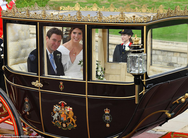 Mọt số hình ảnh lễ cưới nhuốm màu cổ tích của Công chúa Eugenie và chồng Jack Brooksbank.