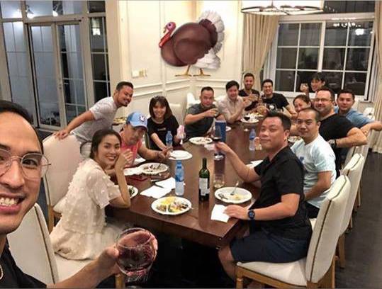 Vợ chồng Tăng Thanh Hà vui vẻ bên bàn tiệc cùng bạn bè.