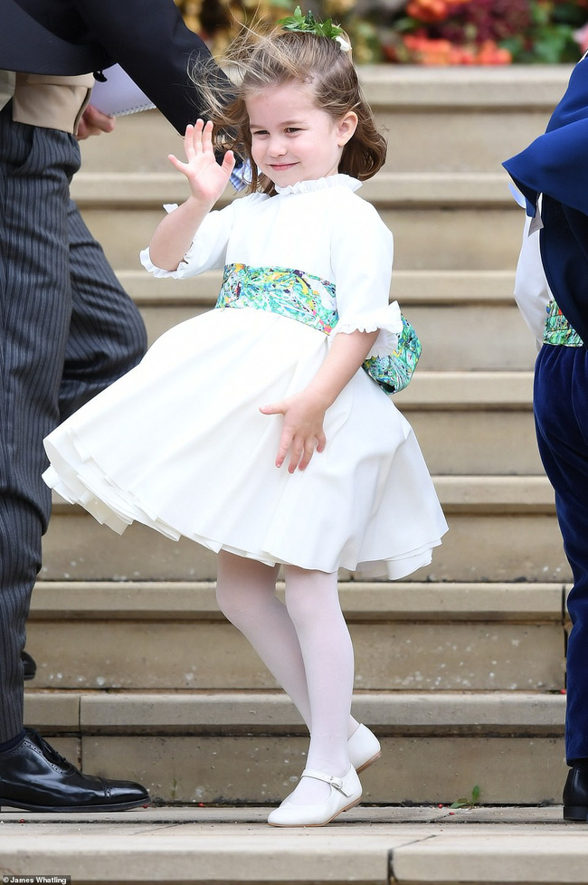  Công chúa Charlotte rất thoải mái vẫy tay chào mọi người.