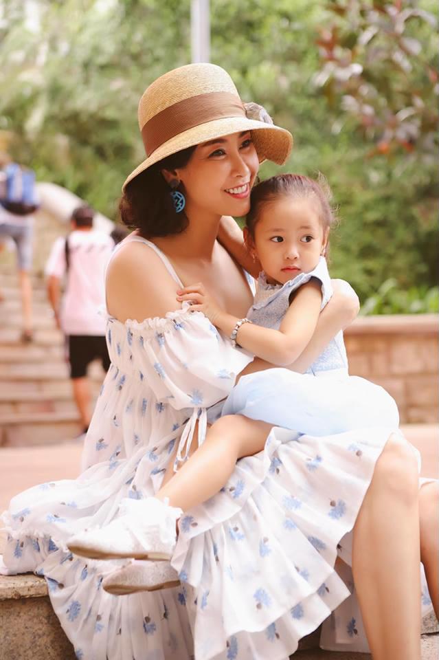 Hoa hậu Hà Kiều Anh rạng rỡ bên con gái nhỏ.