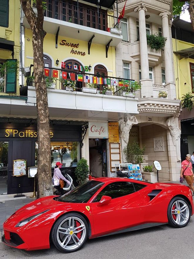 Cận cảnh chiếc Ferrari của Tuấn Hưng đang sở hữu.