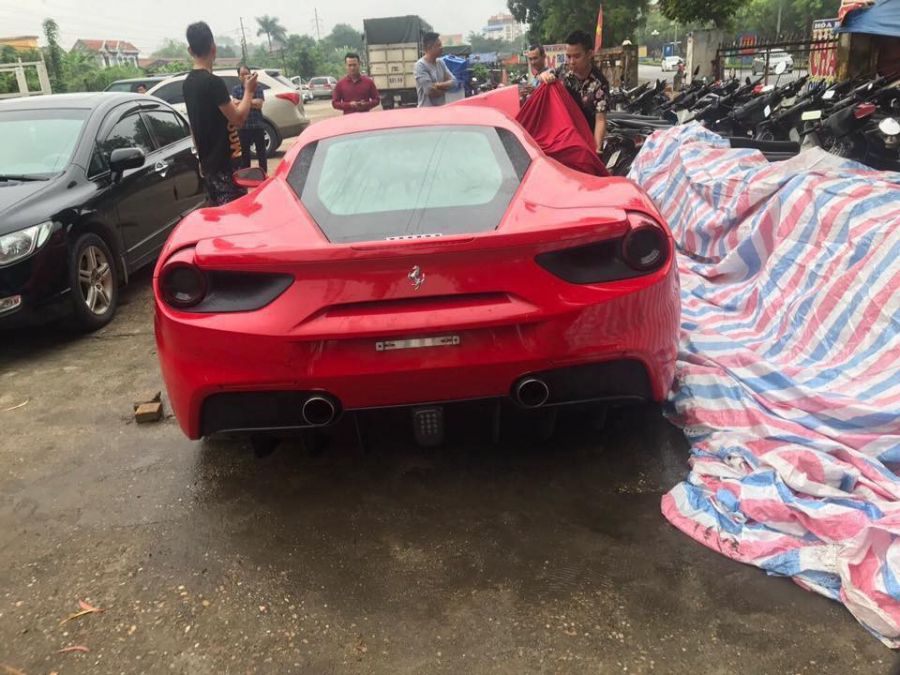 Chiếc Ferrari đỏ gặp tai nạn được cho là của Tuấn Hưng.