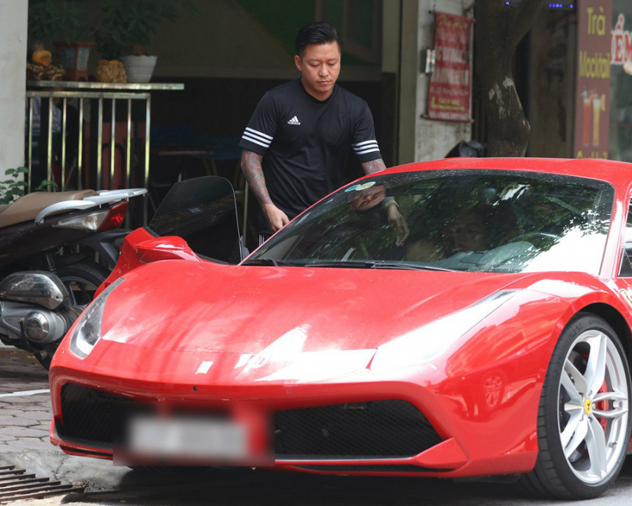 Tuấn Hưng gây xôn xao khi tậu chiếc Ferrari đỏ trị giá khoảng 17 tỷ đồng. Với giá cả vô cùng đắt đỏ, số người sở hữu siêu xe này vô cùng ít ỏi. Do đó, nhiều người cho rằng chiếc xe gặp tai nạn là của Tuấn Hưng.