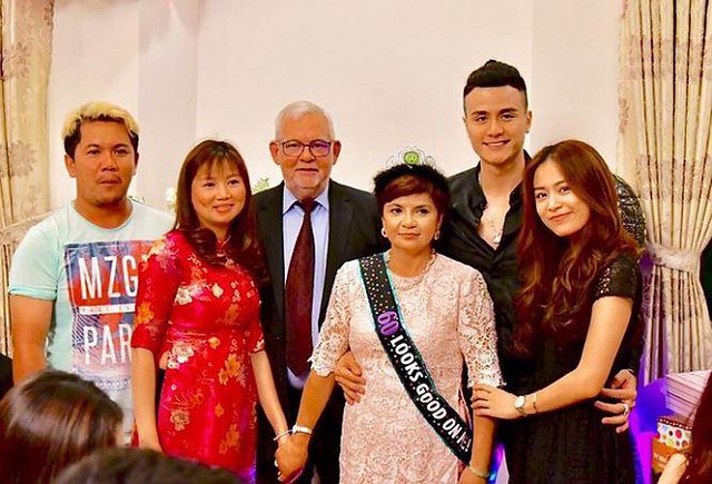 Tháng 7/2017 Hoàng Thùy Linh có mặt trong bữa tiệc sinh nhật của mẹ Vĩnh Thụy. Cả hai còn không ngần ngại ôm eo tình tứ.