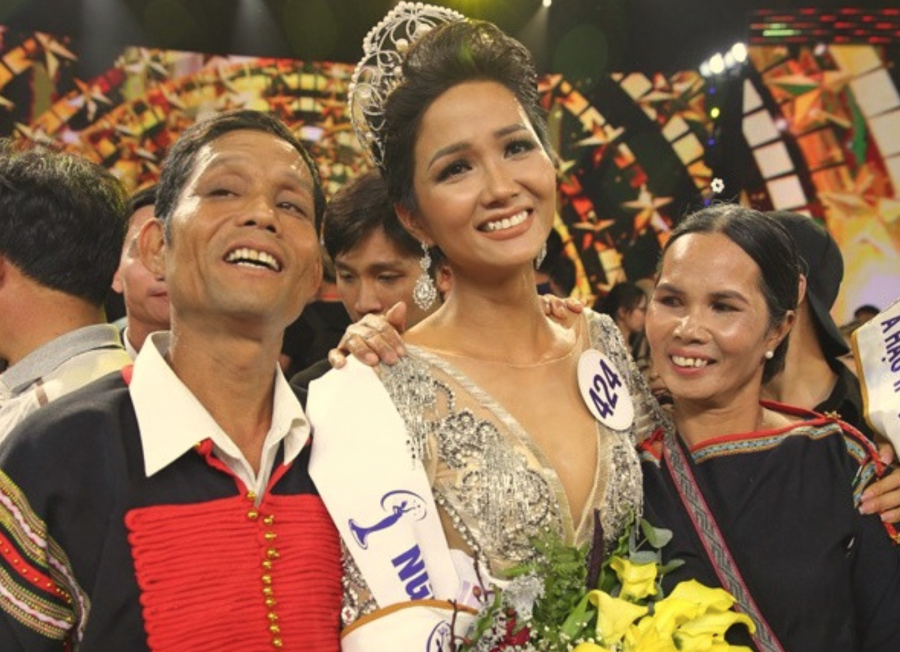 H'Hen Niê và bố mẹ sau giây phút đăng Hoa hậu Hoàn vũ 2017.