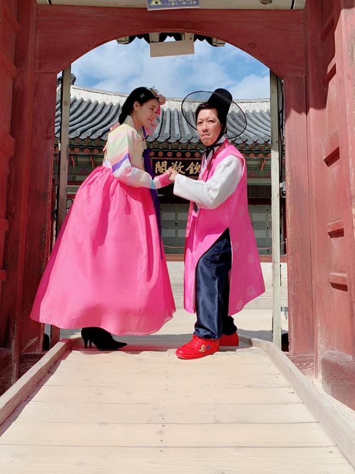 Cả hai mặc trang phục truyền thống của người Hàn Quốc.