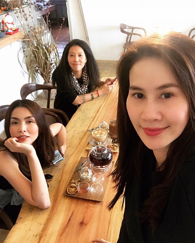 Nữ diễn viên Thân Thúy Hà là người chị em thân thiết trong hội chị em bạn dì đã chia sẻ khoảnh khắc hẹn hò cùng bà xã Phạm Anh Khoa trong ngày sinh nhật vợ Louis Nguyễn.