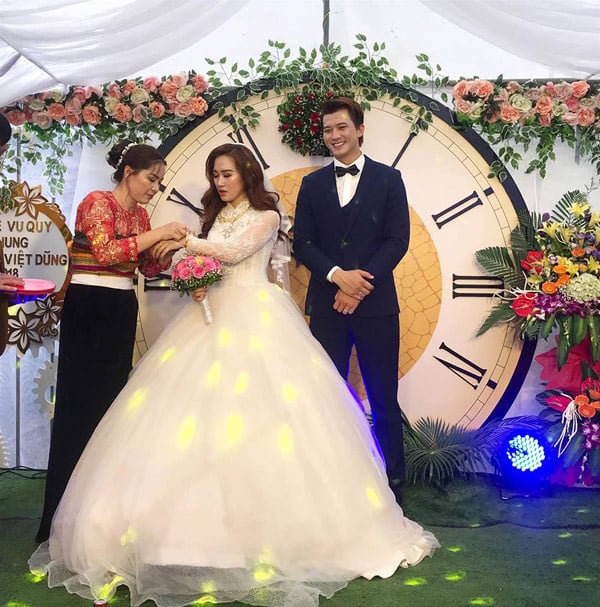 Hà Việt Dững bất ngờ tổ chức đám cưới với vợ hiện tại vào hôm 19/10 vừa qua.