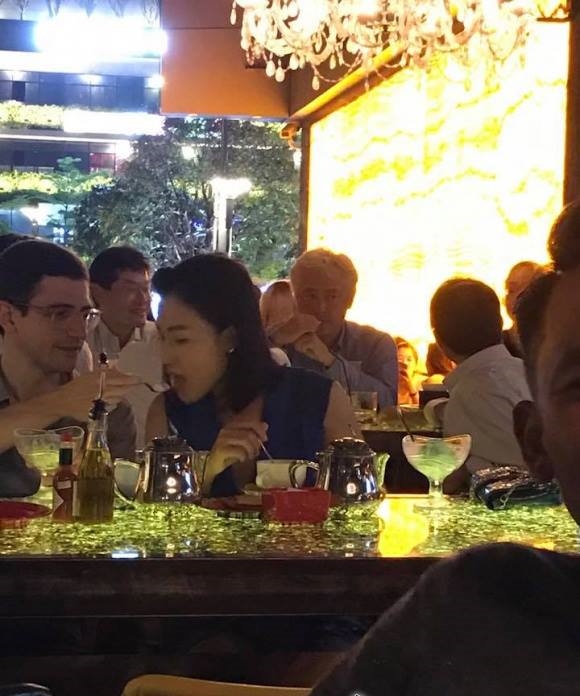 MC Hoàng Oanh bị bắt gặp ăn tối cùng một chàng trai nước ngoài. Cả 2 đã có những cử chỉ vô cùng tình cảm.