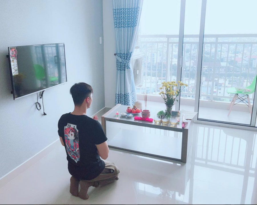 Lâm Vinh Hải trong căn hộ mới tậu, cũng là món quà đặc biệt anh dành tặng Linh Chi nhân dịp sinh nhật.