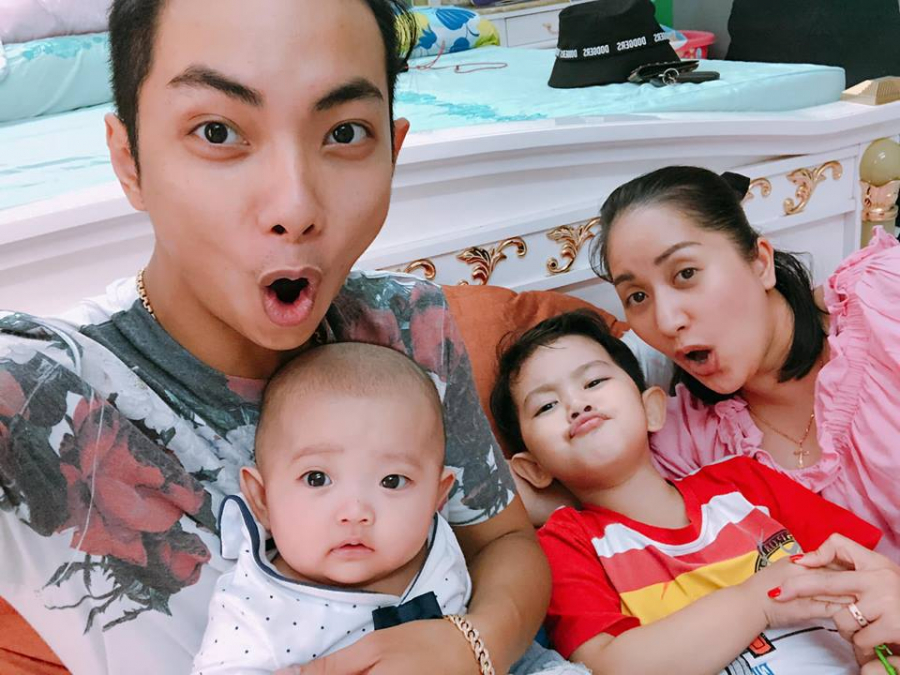 Những hình ảnh gia đình 4 người vui nhộn, hạnh phúc được vợ chồng Khánh Thi - Phan  Hiển chia sẻ trên mạng xã hội.