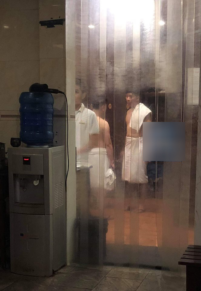 Hình ảnh Trấn Thành và Don Nguyễn ở phòng tắm hiowi, làm rộ lên nghi vấn tình cảm.