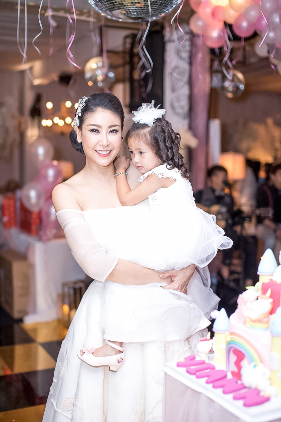 Hoa hậu Hà Kiều Anh và con gái.