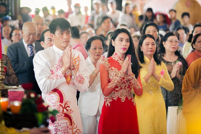 Thủy Tiên và Công Vinh làm lễ cưới ở chùa.
