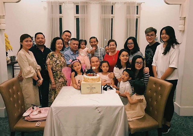 Gia đình bên nội ngoại nhà Phạm Quỳnh Anh - Quang Huy đều có mặt trong bữa tiệc sinh nhật ấm cúng của bé Tuệ Lâm.