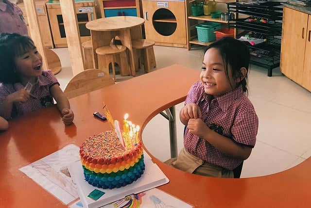 Con gái Phạm Quỳnh Anh vui vẻ với các bạn trong sinh nhật của mình.