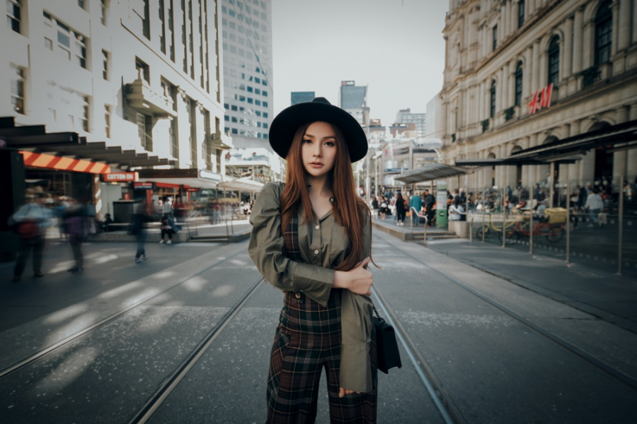 Tranh thủ thời gian rảnh rỗi sau khi lưu diễn tại Úc, mẹ 1 con Thu Thủy đã thực hiện một bộ ảnh mang phong cách streetstyle đầy ấn tượng. Diện trang phục cá tính với loạt thiết kế hàng hiệu, nữ ca sĩ tự tin khoe vóc dáng quyến rũ trên đường phố của Úc. (vtc)