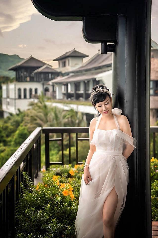 Vợ hơn tuổi Trương Nam Thành khoe ảnh xinh đẹp, trẻ trung khi diện váy cưới.