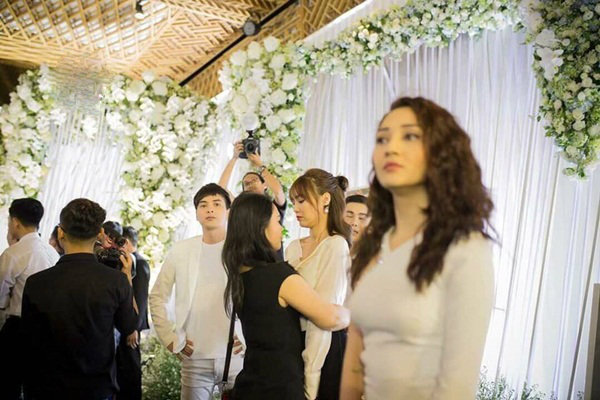Khoảnh khắc Hồ Quang Hiếu ngắm Bảo Anh say đắm trong đám cưới Trường Giang - Nhã Phương.