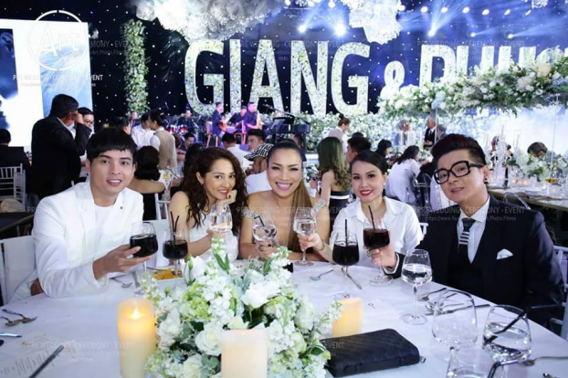 Cặp đôi cùng ngồi chung bàn tiệc trong tiệc cưới Trường Giang.