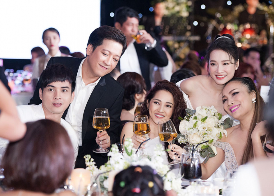 Hồ Quang Hiếu - Bảo Anh cùng nhau đến dự tiếc cưới Nhã Phương - Trường Giang.