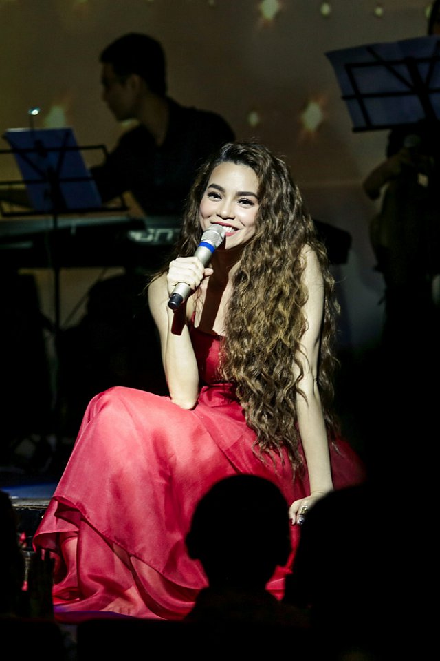 Nữ ca sĩ cháy hết mình trên sân khấu với gần 20 ca khúc ballad quen thuộc.