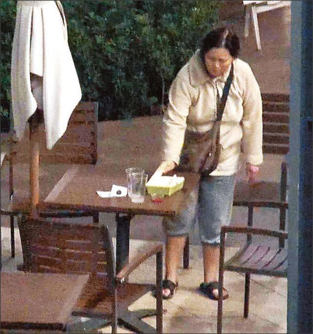 Hình ảnh Lam Khiết Anh về gia sống cô độc, phải nhặt thức ăn thừa khiến nhiều người xót xa.