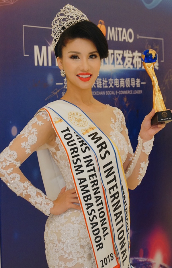 Loan Vương nổi bật, giành được nhiều giải thưởng từ cuộc thi.