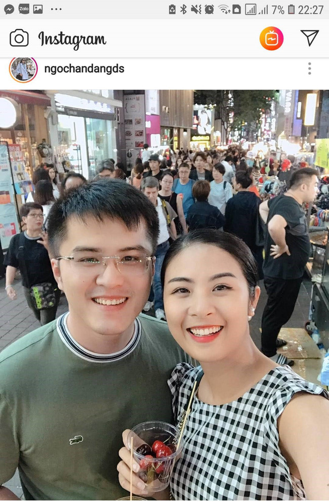 Hoa hậu Ngọc Hân bất ngờ chia sẻ bức ảnh thân mật chụp cùng một người đàn ông. Đi kèm là chú thích: