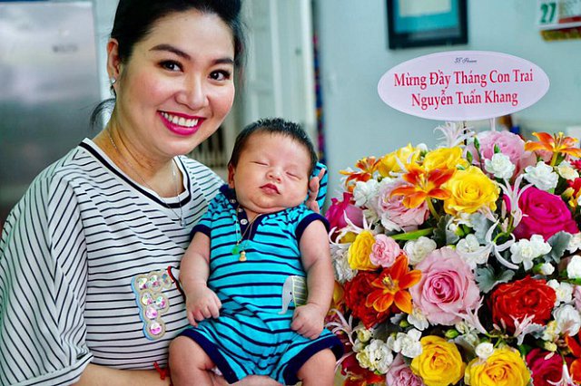 Sau hơn 1 tháng hạ sinh quý tử đầu lòng, vợ chồng Lê Khánh không cập nhật thêm bất cứ thông tin và hình ảnh gì về con trai. Cho tới mới đây, nữ diễn viên đã đăng tải loạt hình ảnh trong ngày đầy tháng con trai lên trang cá nhân và công khai cận mặt bé với khán giả. Được biết, ngày 27/10 vừa qua, con trai Lê Khánh đã tròn một tháng tuổi. Tuy nhiên, cho đến hôm nay (4/10), vợ chồng cô mới làm lễ đầy tháng cho bé. Quý tử của vợ chồng Lê Khánh được nhận xét sở hữu nhiều nét đẹp từ cả bố và mẹ. (Kenh14)