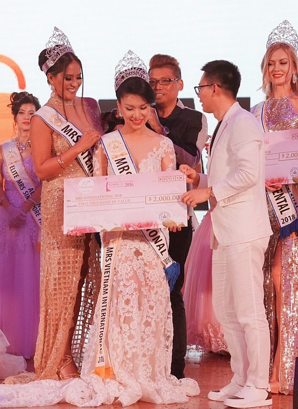 Đạ diện Việt Nam, người đẹp Loan Vương đã xuất sắc đăng quang Hoa hậu Quý bà 2018. 