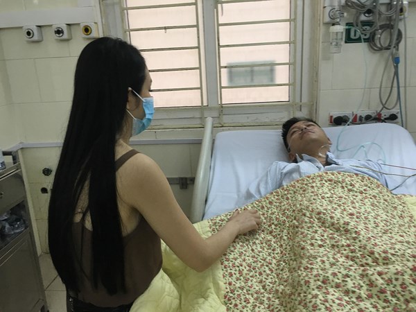 Hình ảnh Tuấn Hưng nhập viện vì suy sụp sau sự cố liveshow bị hủy.