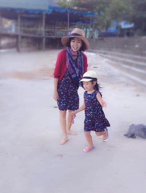 Mai Phương tười cười rạng rỡ, cùng con gái Lavie trong chuyến về quê Quảng Trị.