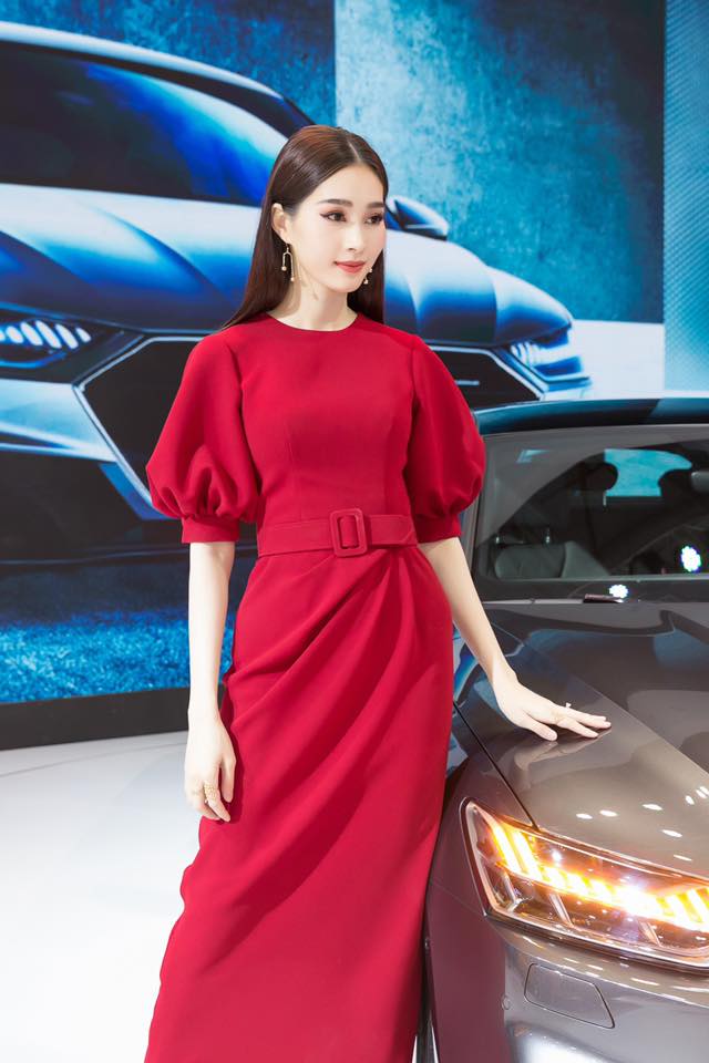 Hoa hậu Đặng Thu Thảo khoe nhan sắc nổi bật tại một kiện gần đây.